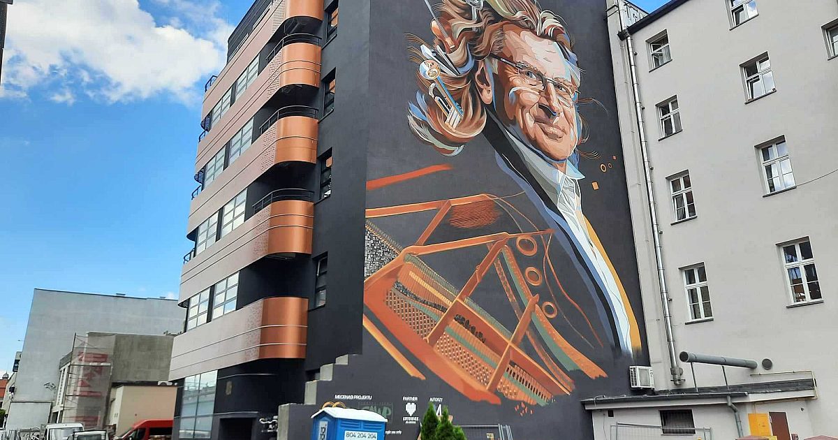 Inspektor nadzoru Katowice — przebudowa zabytkowej kamienicy na hotel przy ul. Mariackiej, elewacja z muralem